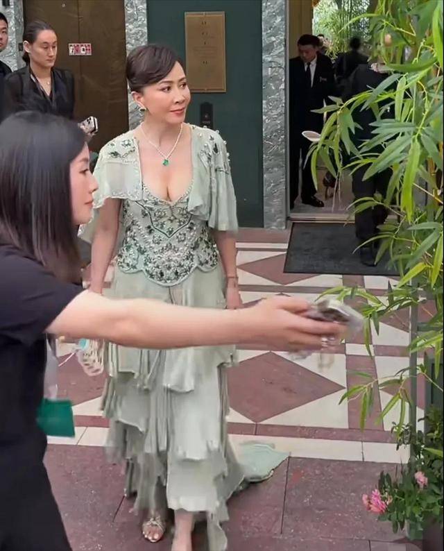刘嘉玲现身杭州香格里拉，59岁露点多惹争议