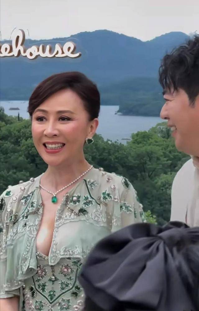 刘嘉玲现身杭州香格里拉，59岁露点多惹争议