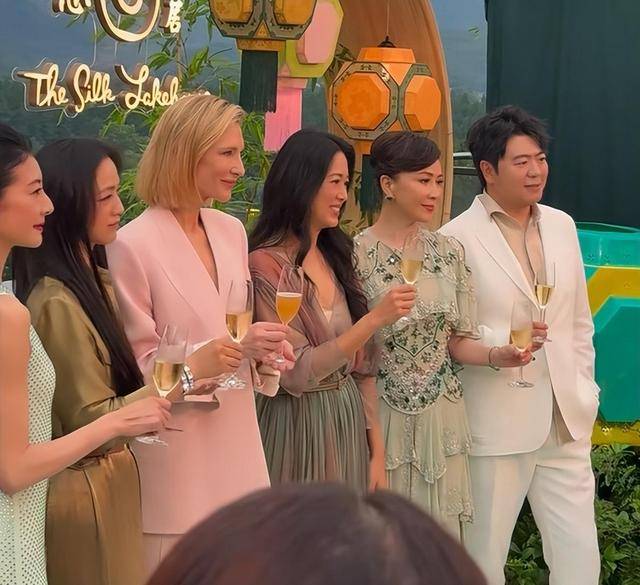 刘嘉玲现身杭州香格里拉，59岁露点多惹争议