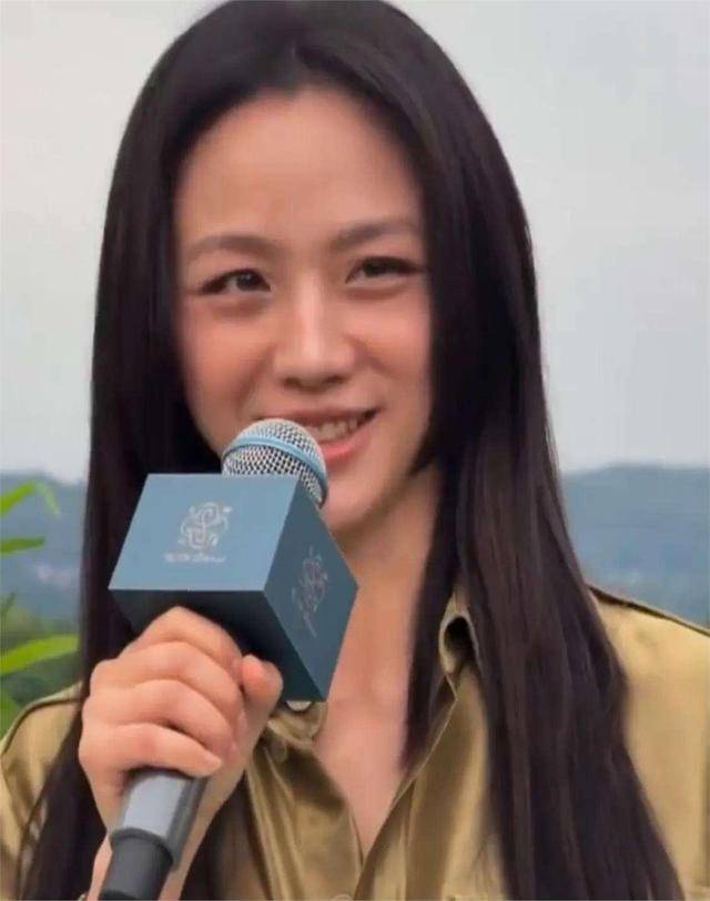 刘嘉玲现身杭州香格里拉，59岁露点多惹争议