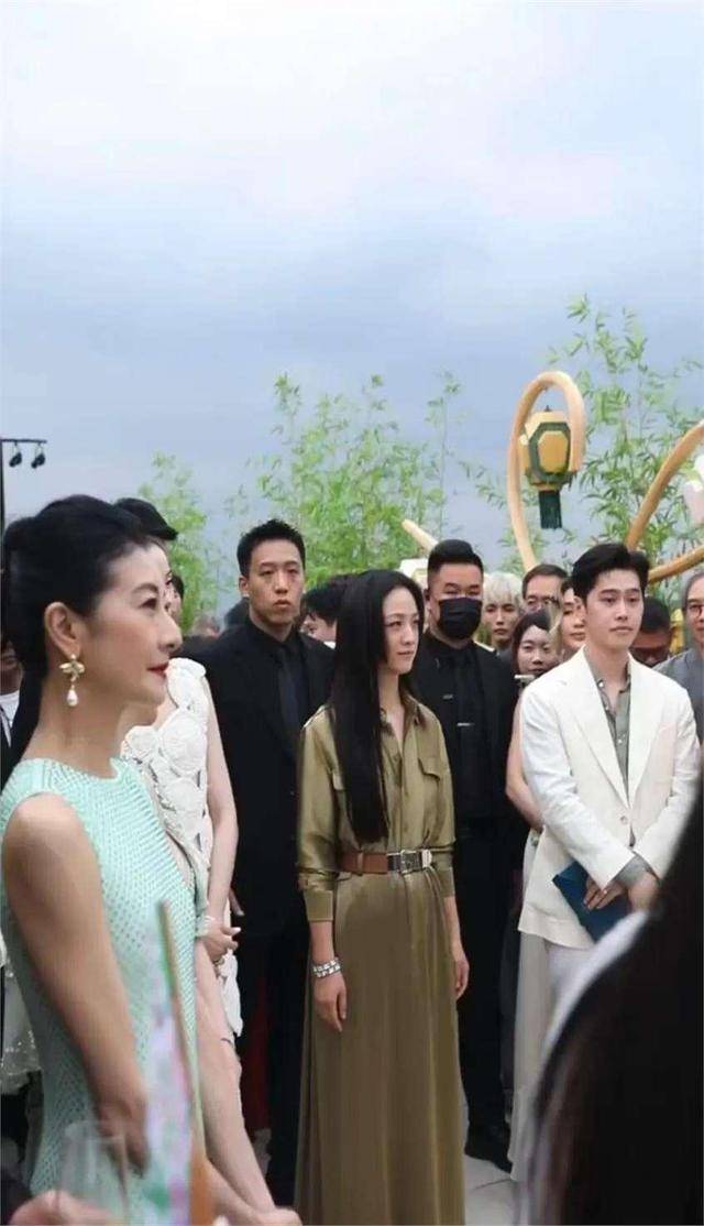 刘嘉玲现身杭州香格里拉，59岁露点多惹争议