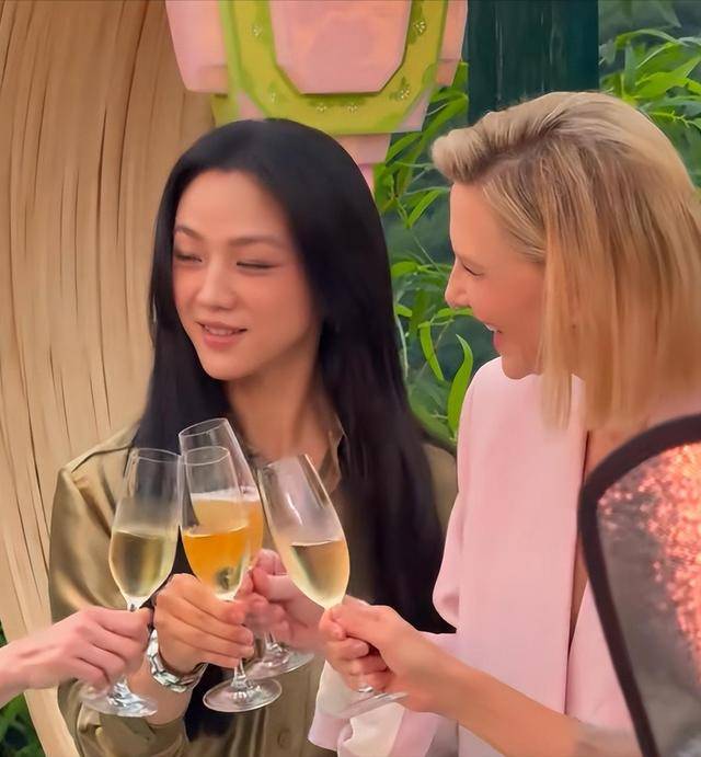 刘嘉玲现身杭州香格里拉，59岁露点多惹争议