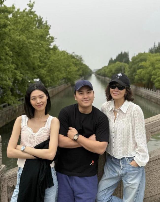 60岁仍光彩照人! 刘嘉玲苏州参加同学会,淡妆出镜惊艳全场! 网友:有一惊人发现 60岁仍光彩照人! 刘嘉玲苏州参加同学会,淡妆出镜惊艳全场! 网友:有一惊人发现