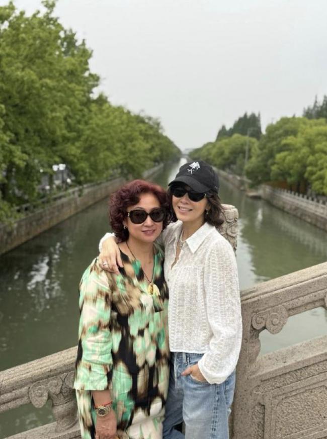 60岁仍光彩照人! 刘嘉玲苏州参加同学会,淡妆出镜惊艳全场! 网友:有一惊人发现 60岁仍光彩照人! 刘嘉玲苏州参加同学会,淡妆出镜惊艳全场! 网友:有一惊人发现