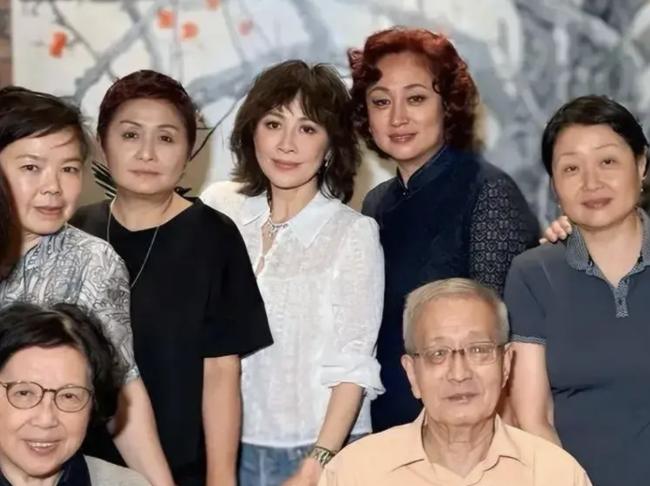 60岁仍光彩照人! 刘嘉玲苏州参加同学会,淡妆出镜惊艳全场! 网友:有一惊人发现 60岁仍光彩照人! 刘嘉玲苏州参加同学会,淡妆出镜惊艳全场! 网友:有一惊人发现