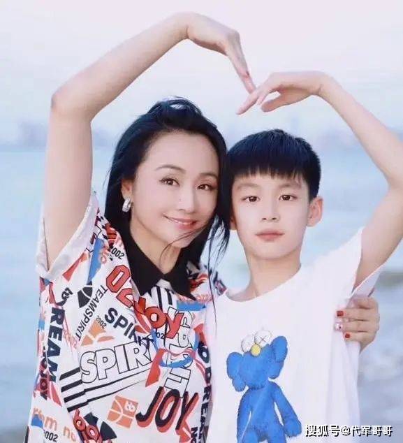 曹颖自曝患胃癌，拼命直播带货原因被曝