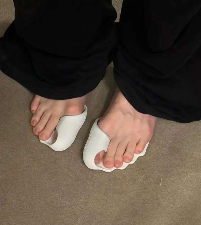 巴黎世家“光脚鞋”比中产“漏乳装”还炸裂
