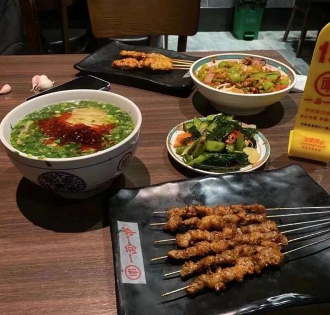 在北京，面馆才是中年男人的精神码头