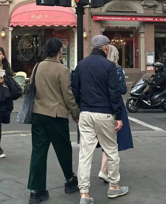 57岁那英与老公现身伦敦 夫妻俩牵手逛街很恩爱