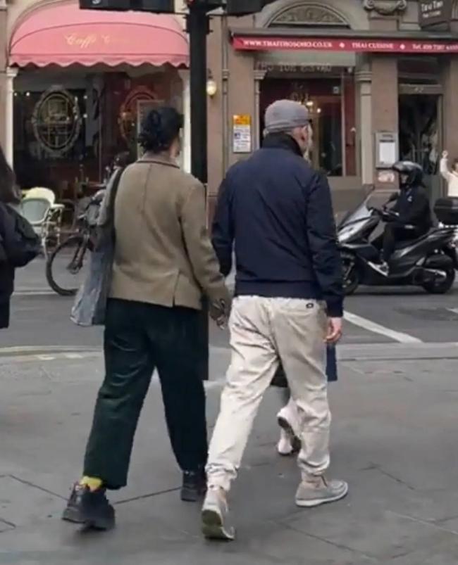 57岁那英与老公现身伦敦 夫妻俩牵手逛街很恩爱