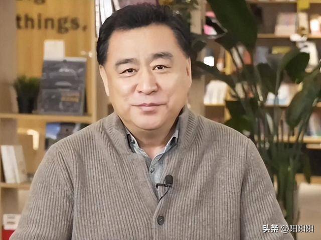 前“央视一哥”64岁未婚无子，“落魄”街头
