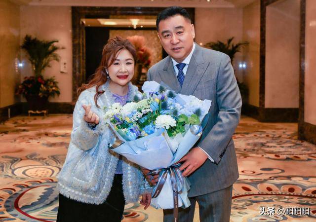 前“央视一哥”64岁未婚无子，“落魄”街头