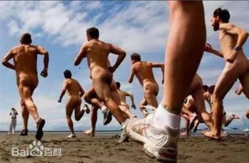 全球最开放小镇！穿衣服是违法的 网暴动