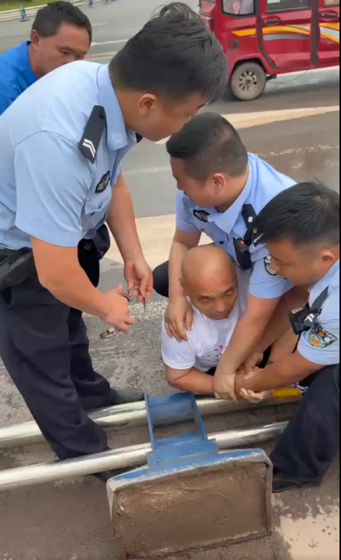 中国女高官拒赔工伤款 遭司机活活砍死