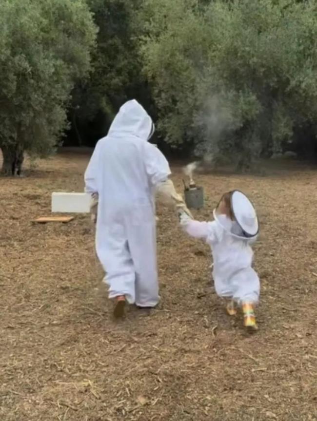 梅根晒母女养蜂视频，三岁莉莉贝特罕见露脸
