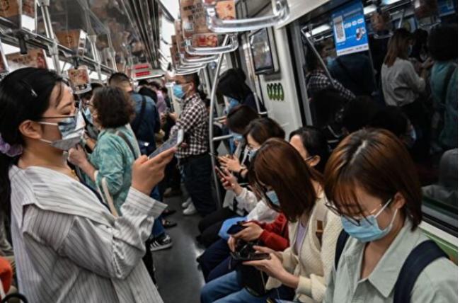 中国多地上调地铁票价 引发争议 中国多地上调地铁票价 引发争议