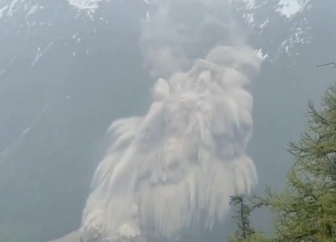 冰川崩塌画面曝光 泥石流摧毁整座山村