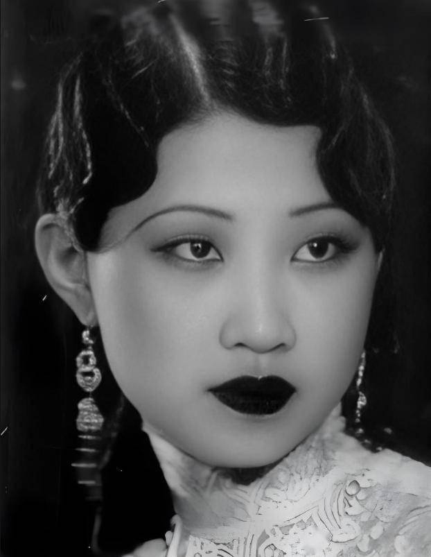 赵一荻有多美？16岁时在香山留影，美若天仙