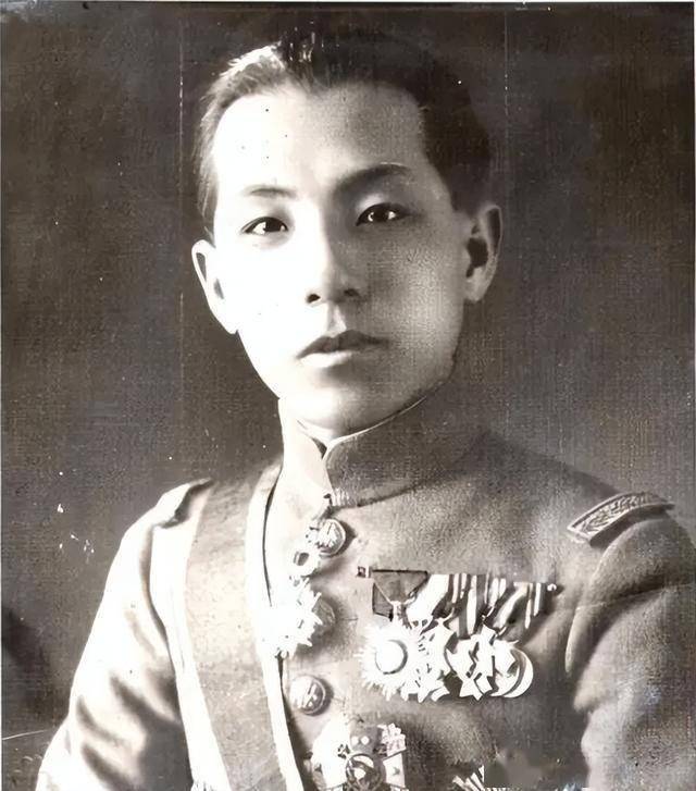 赵一荻有多美？16岁时在香山留影，美若天仙