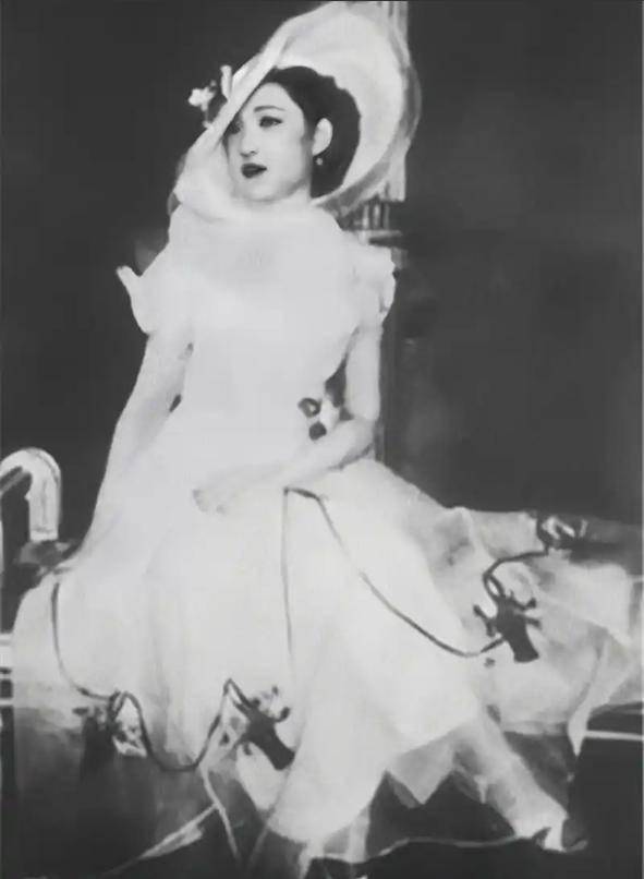 赵一荻有多美？16岁时在香山留影，美若天仙