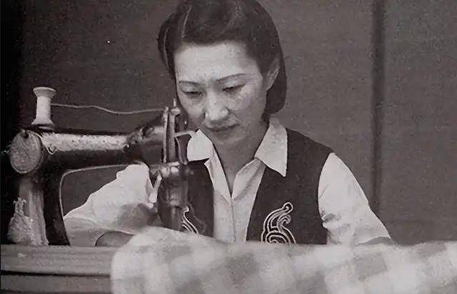 赵一荻有多美？16岁时在香山留影，美若天仙