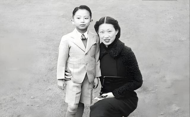 赵一荻有多美？16岁时在香山留影，美若天仙