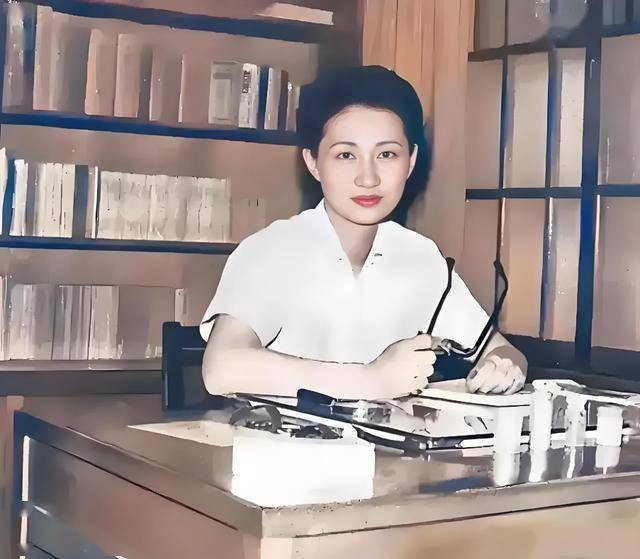 赵一荻有多美？16岁时在香山留影，美若天仙