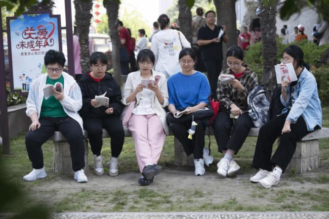 手机被缴竟酿杀机 老师午休遭学生刺杀震惊中国