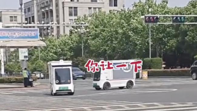 退退退！江苏两辆无人驾驶快递车吵架引热议