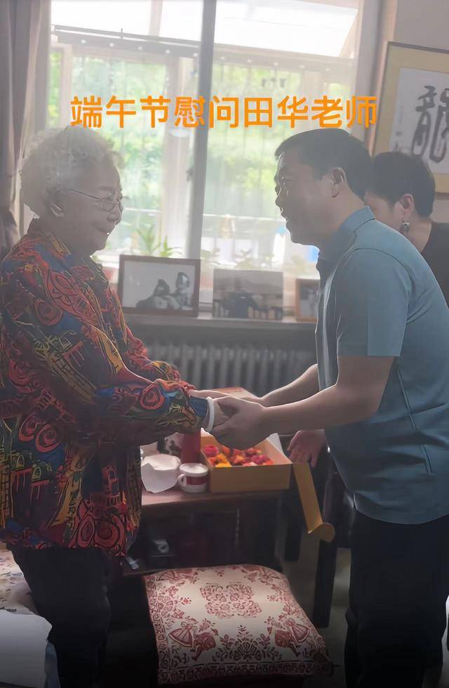 张凯丽探望97岁田华，老破小屋内堆满杂物