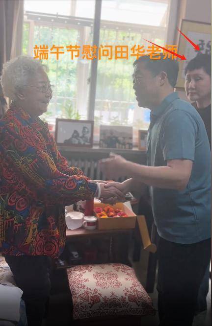 张凯丽探望97岁田华，老破小屋内堆满杂物