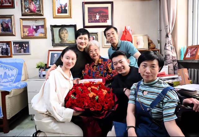 张凯丽探望97岁田华，老破小屋内堆满杂物