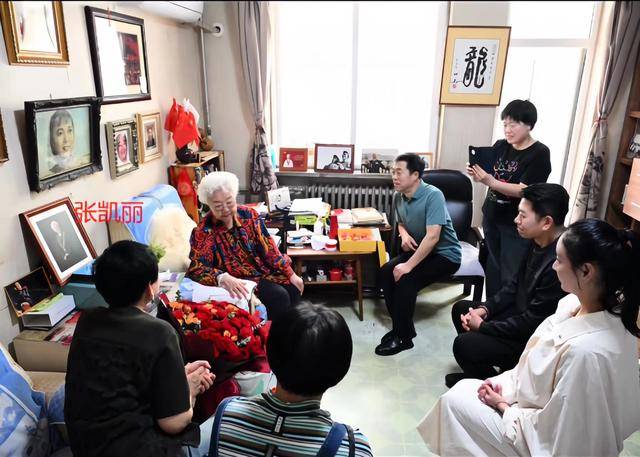张凯丽探望97岁田华，老破小屋内堆满杂物