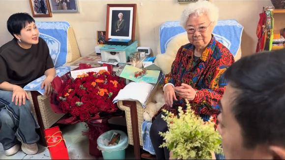张凯丽探望97岁田华，老破小屋内堆满杂物