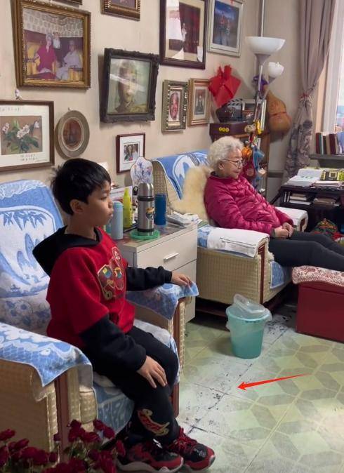 张凯丽探望97岁田华，老破小屋内堆满杂物
