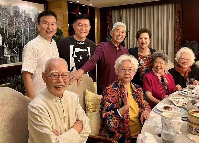 张凯丽探望97岁田华，老破小屋内堆满杂物