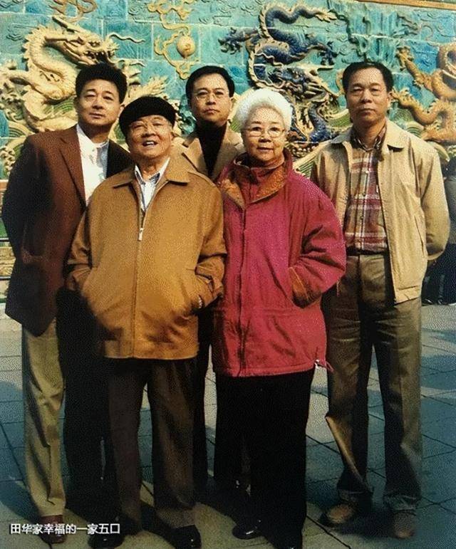张凯丽探望97岁田华，老破小屋内堆满杂物