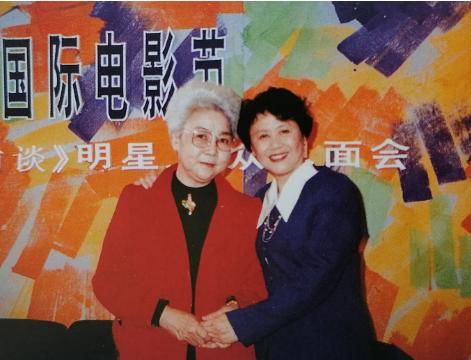 张凯丽探望97岁田华，老破小屋内堆满杂物