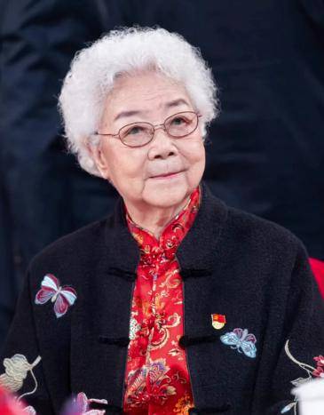 张凯丽探望97岁田华，老破小屋内堆满杂物