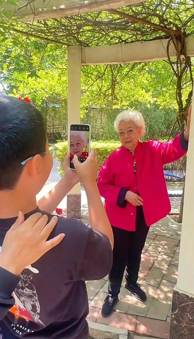 张凯丽探望97岁田华，老破小屋内堆满杂物