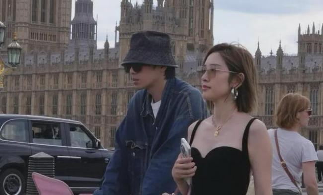 张若昀夫妇国外遛娃 张若昀夫妇国外遛娃