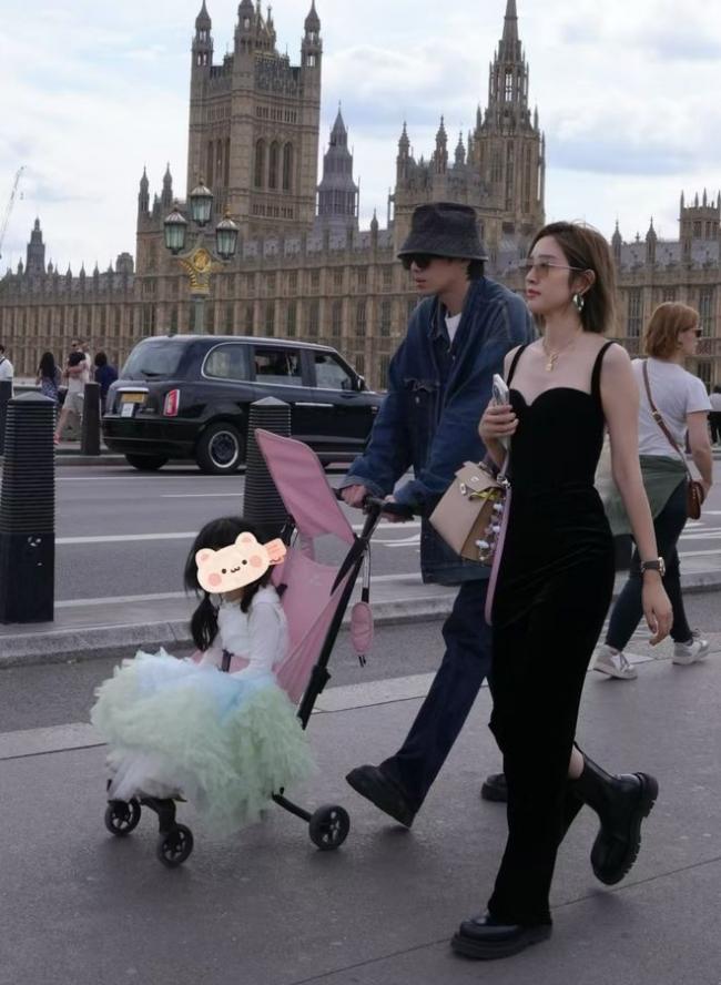 张若昀夫妇国外遛娃 张若昀夫妇国外遛娃