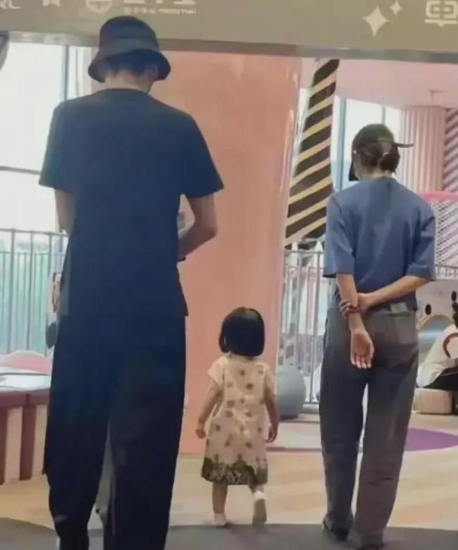 张若昀夫妇国外遛娃 张若昀夫妇国外遛娃