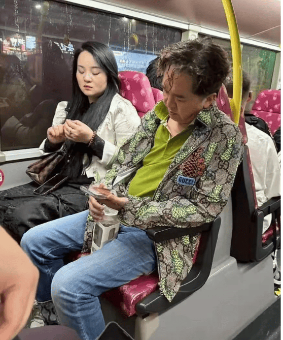 “现代韦小宝”坐公交车被偶遇，最穷时只有一亿