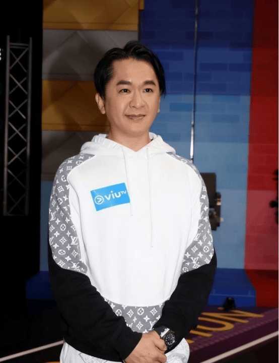 “现代韦小宝”坐公交车被偶遇，最穷时只有一亿