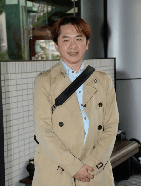 “现代韦小宝”坐公交车被偶遇，最穷时只有一亿