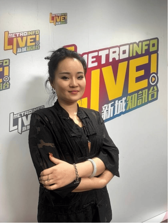 “现代韦小宝”坐公交车被偶遇，最穷时只有一亿