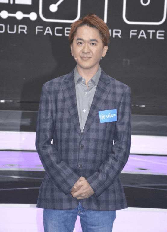 “现代韦小宝”坐公交车被偶遇，最穷时只有一亿