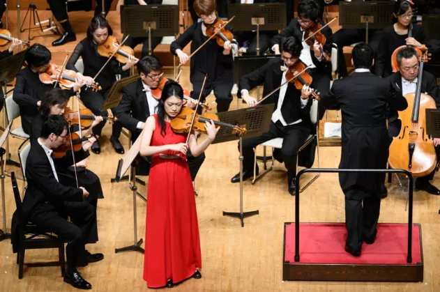 00后中国女孩东京夺冠 日本观众排队要签名