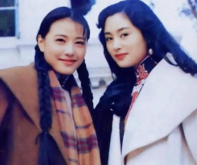 陈红和周海媚1996年合影，才懂什么是一眼万年